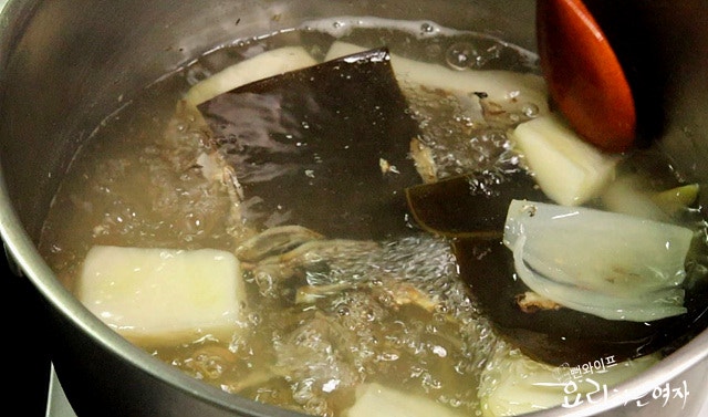 Prepare the broth and mince the green onions — step photo 2
