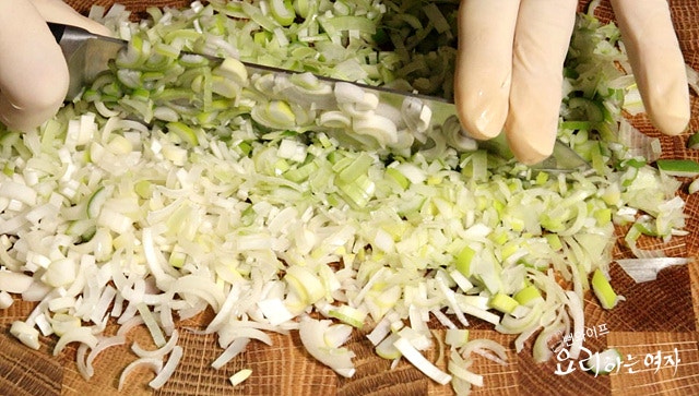 Prepare the broth and mince the green onions — step photo 3