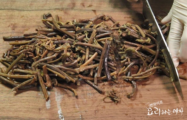 Sautéed bracken fern namul — step photo 1