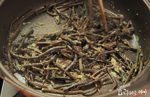 Sautéed bracken fern namul — step photo 3