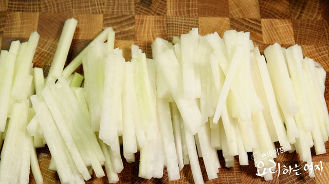 Sautéed radish namul — step photo 1