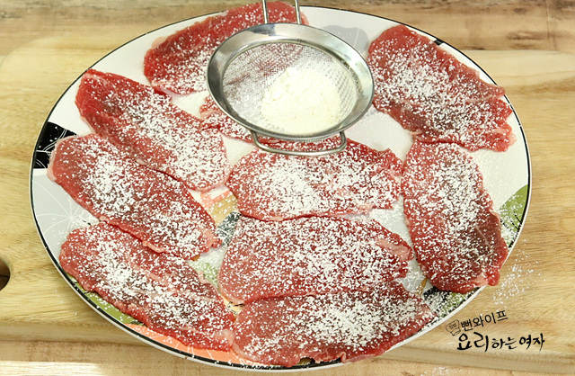 Season and coat with flour — step photo 3