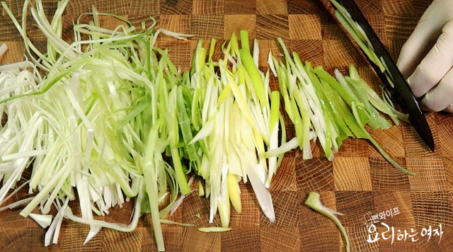 Make the seasoned shredded green onions — step photo 1