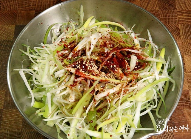 Make the seasoned shredded green onions — step photo 2