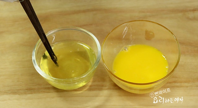 Make the egg garnish — step photo 1