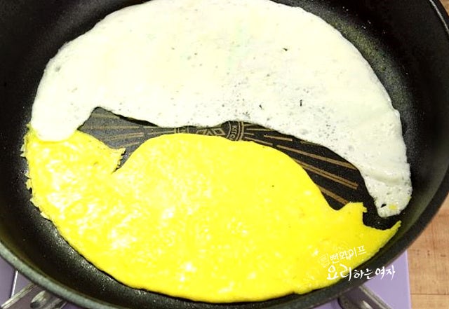 Make the egg garnish — step photo 2