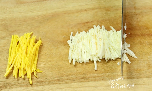 Make the egg garnish — step photo 3