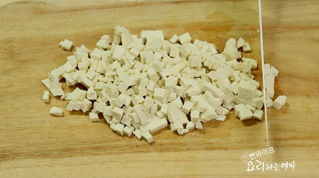 Cut the tofu and seaweed — step photo 1