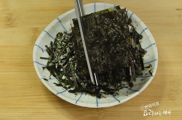 Cut the tofu and seaweed — step photo 3