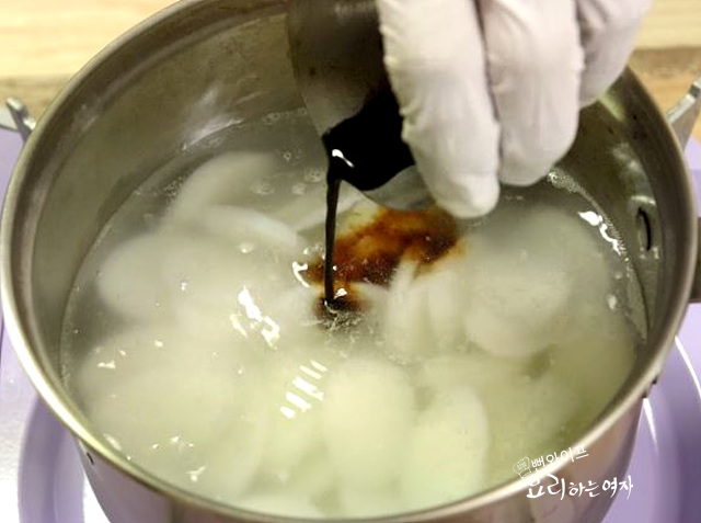 Cook the rice cake soup — step photo 2