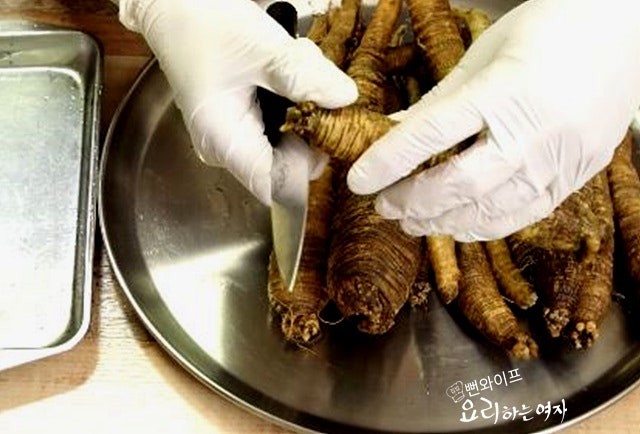Peel and roll out the deodeok — step photo 1