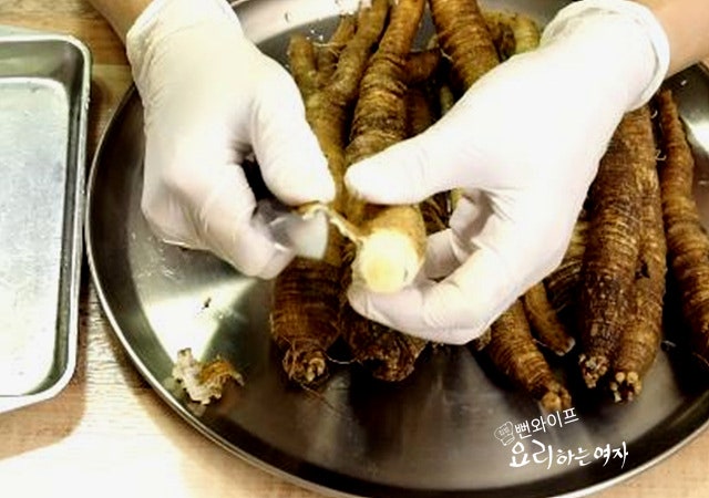 Peel and roll out the deodeok — step photo 2