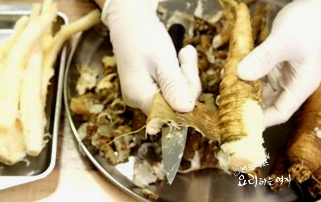 Peel and roll out the deodeok — step photo 3