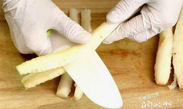 Peel and roll out the deodeok — step photo 1