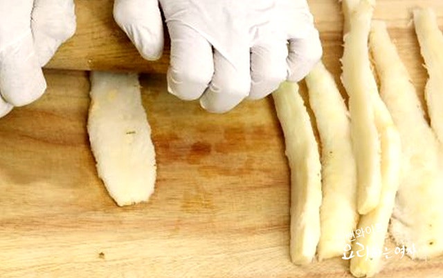 Peel and roll out the deodeok — step photo 2