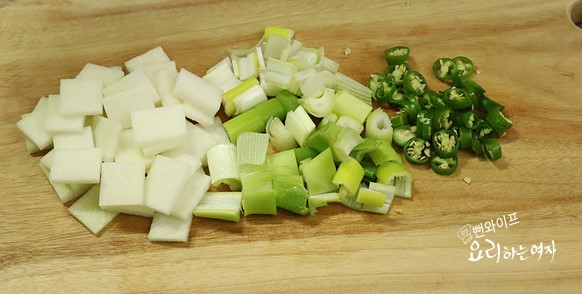 Make broth and slice ingredients — step photo 2