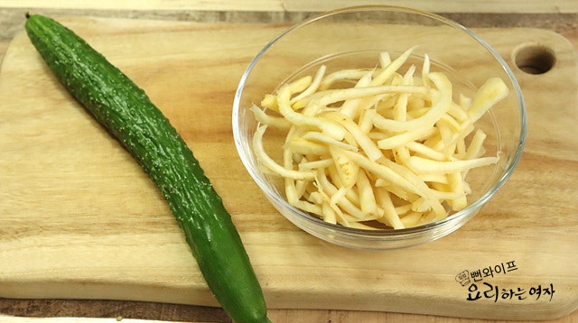 Prepare the ingredients and make the dressing — step photo 1