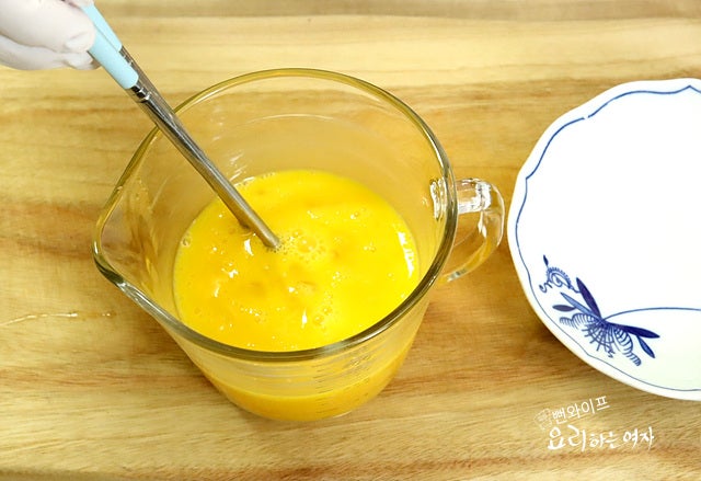 Make the egg garnish — step photo 1