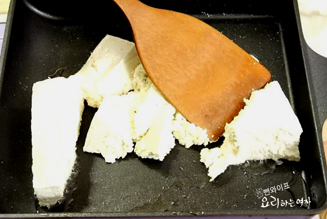 Stir-fry the tofu — step photo 2