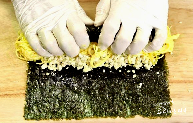 Roll the kimbap — step photo 1