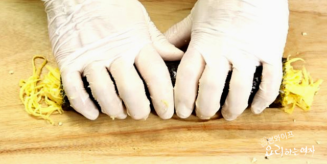 Roll the kimbap — step photo 3