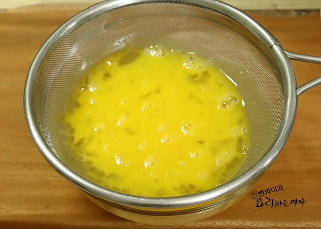 Make the egg mixture — step photo 1