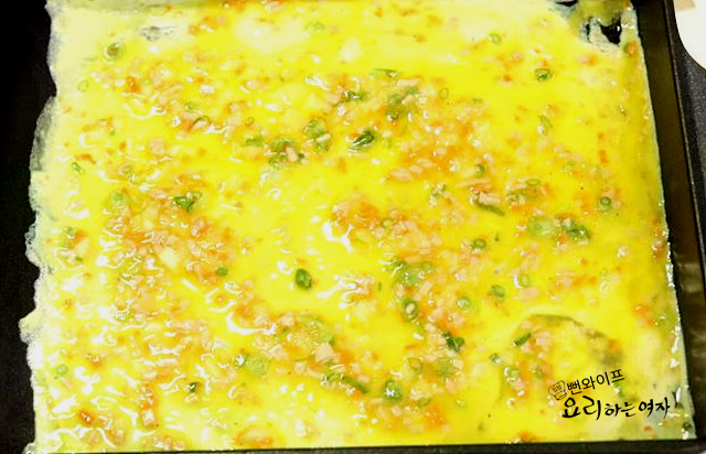 Roll the omelet — step photo 1