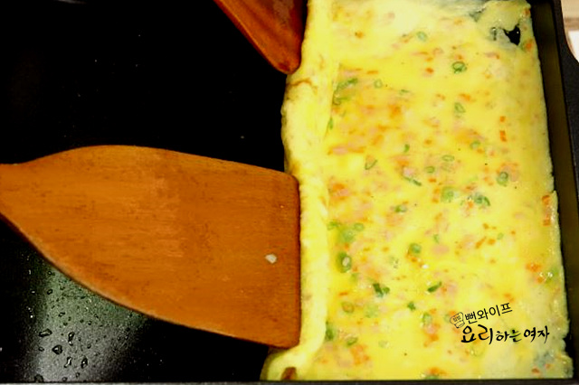 Roll the omelet — step photo 2