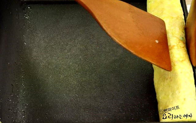 Roll the omelet — step photo 3