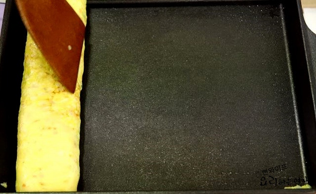 Roll the omelet — step photo 1