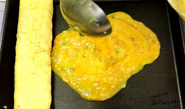 Roll the omelet — step photo 2