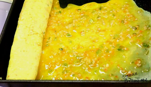 Roll the omelet — step photo 3