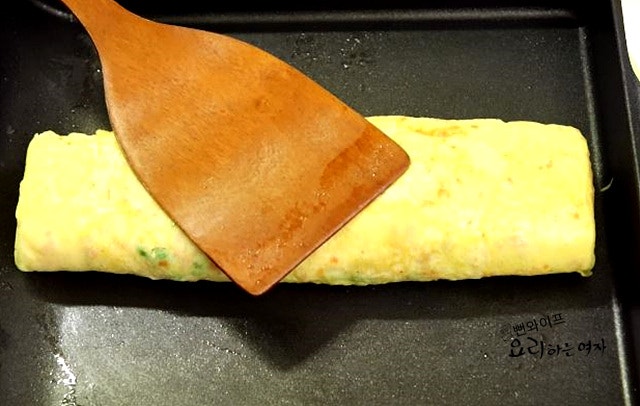 Roll the omelet — step photo 1