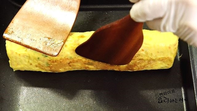Roll the omelet — step photo 2