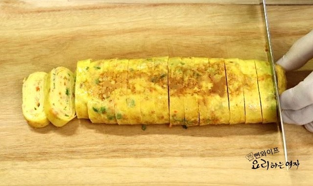Roll the omelet — step photo 3