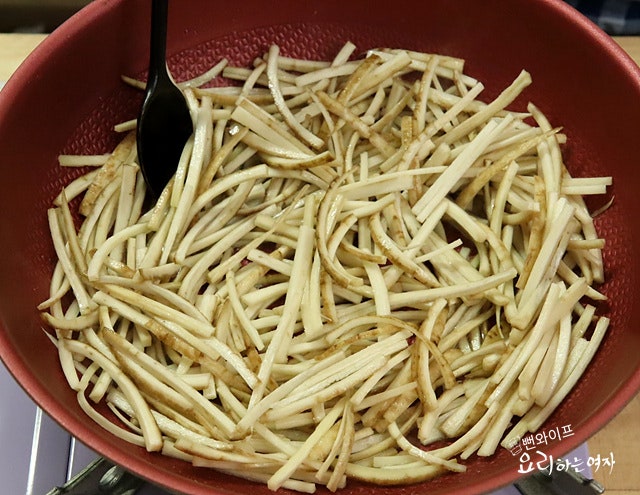 Stir-fry with seasonings — step photo 1