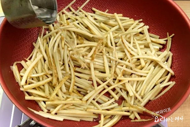Stir-fry with seasonings — step photo 2