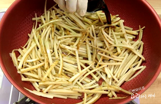 Stir-fry with seasonings — step photo 1