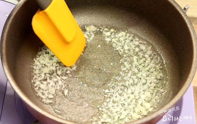 Make the garlic chili oil — step photo 2