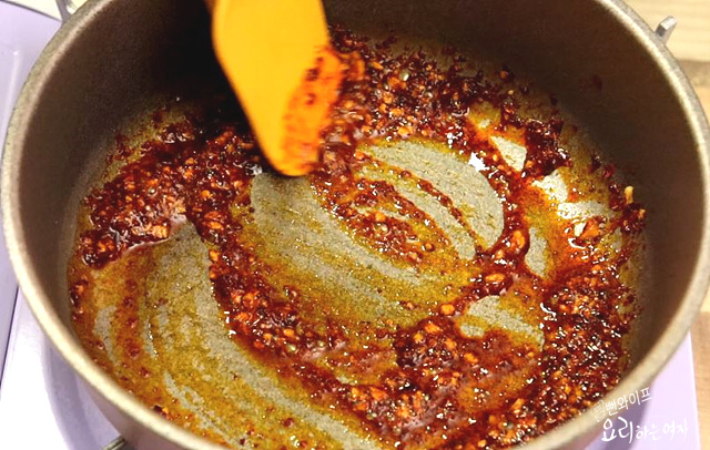 Make the garlic chili oil — step photo 3