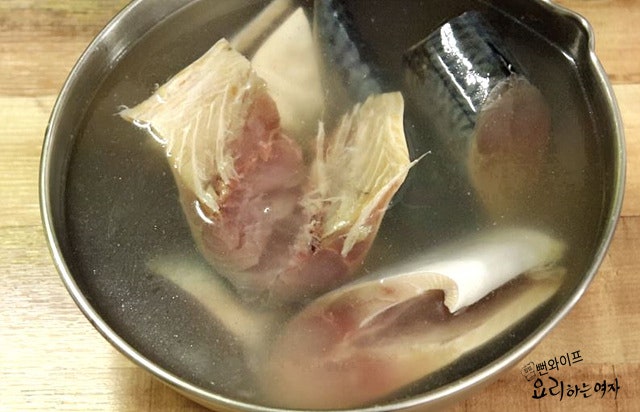 Clean the mackerel and make the sauce — step photo 1
