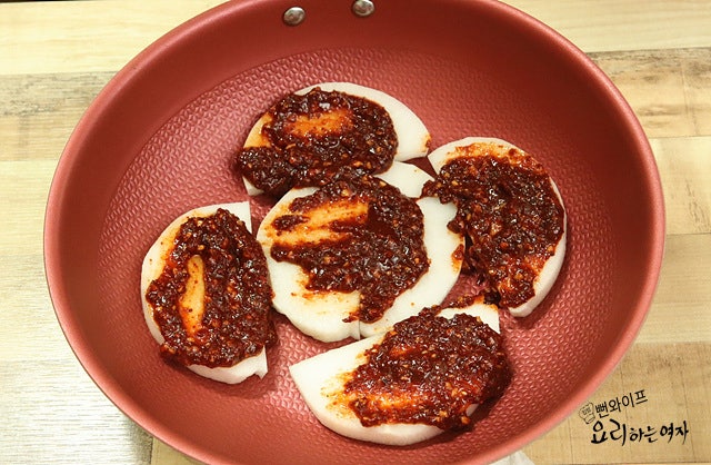 Pre-cook the radish in sauce — step photo 1