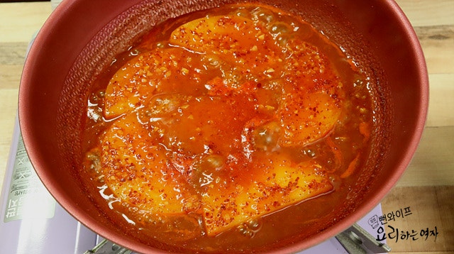 Pre-cook the radish in sauce — step photo 3