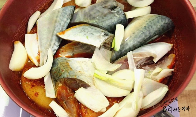 Braise the mackerel in sauce — step photo 1