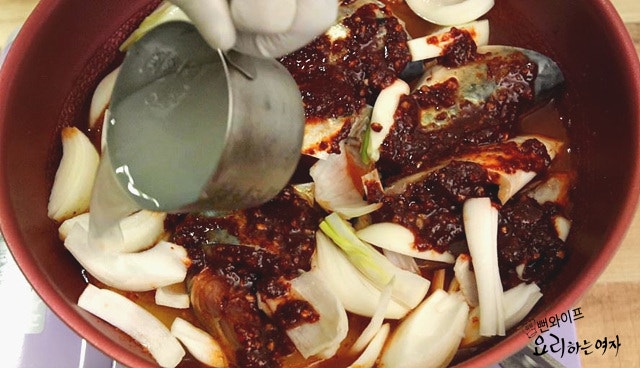 Braise the mackerel in sauce — step photo 3