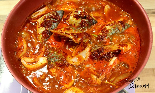 Braise the mackerel in sauce — step photo 1