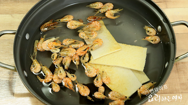 Make the fish cake broth — step photo 1