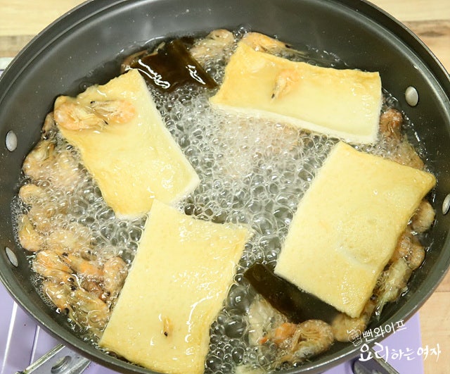 Make the fish cake broth — step photo 2