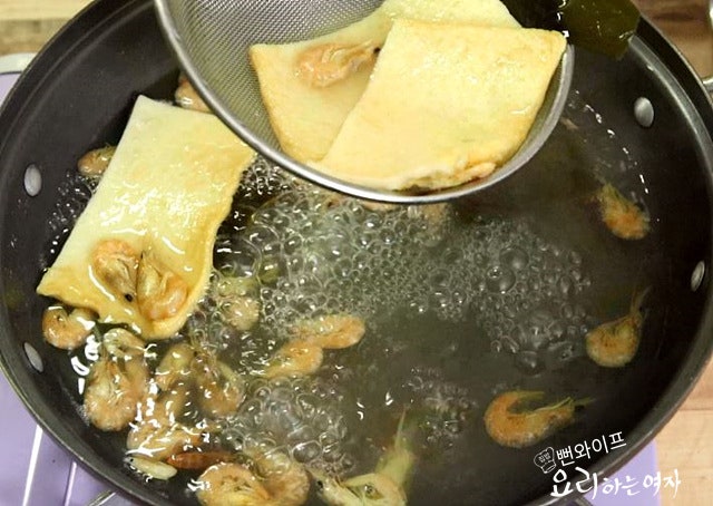 Make the fish cake broth — step photo 3