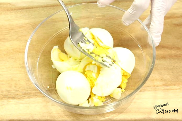 Make the egg mayo — step photo 1